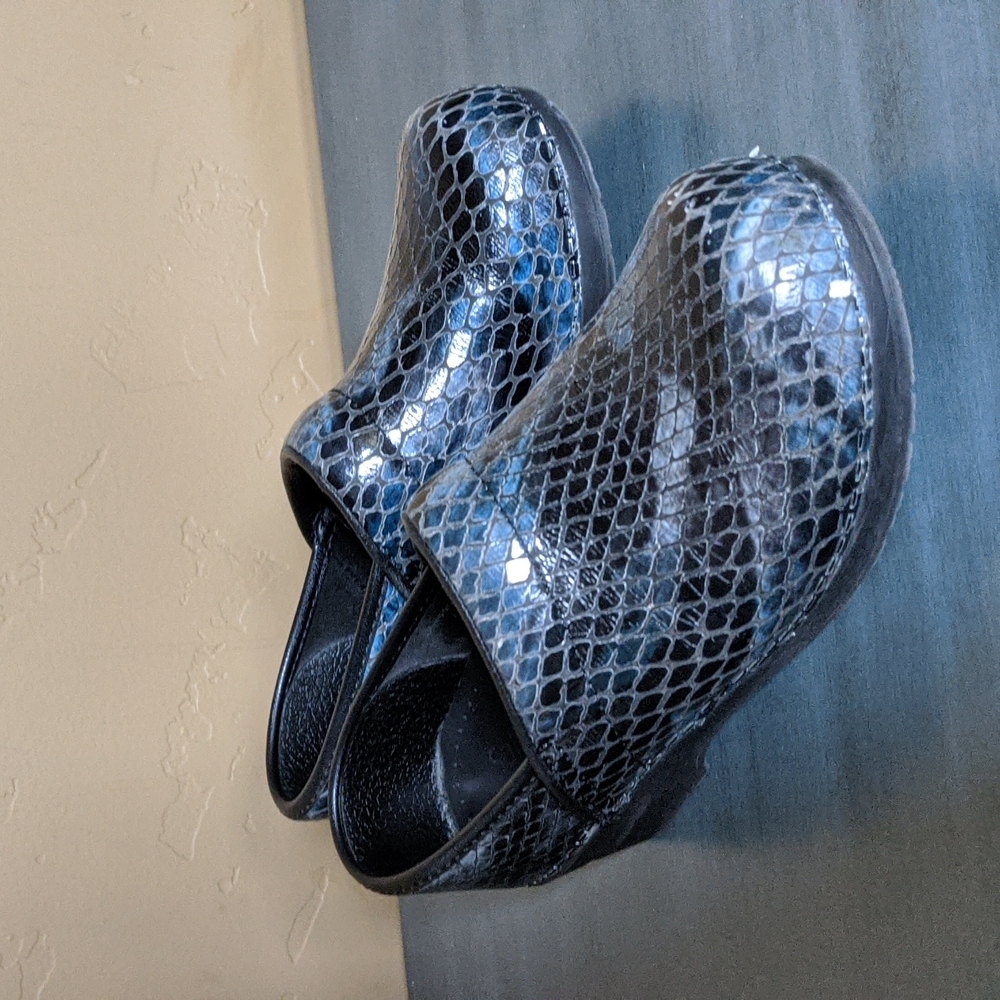 Dansko 37 clogs